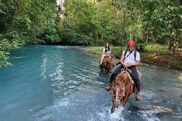 Ausreiten, Tubing & Zipline Kombo (Inkl. Mittagessen)
