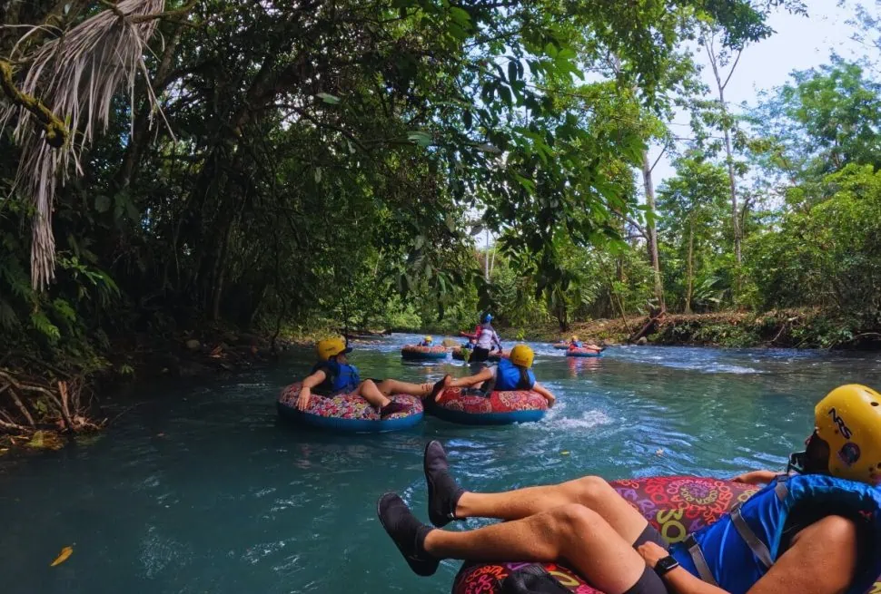des gens sur des tubes dans une rivière