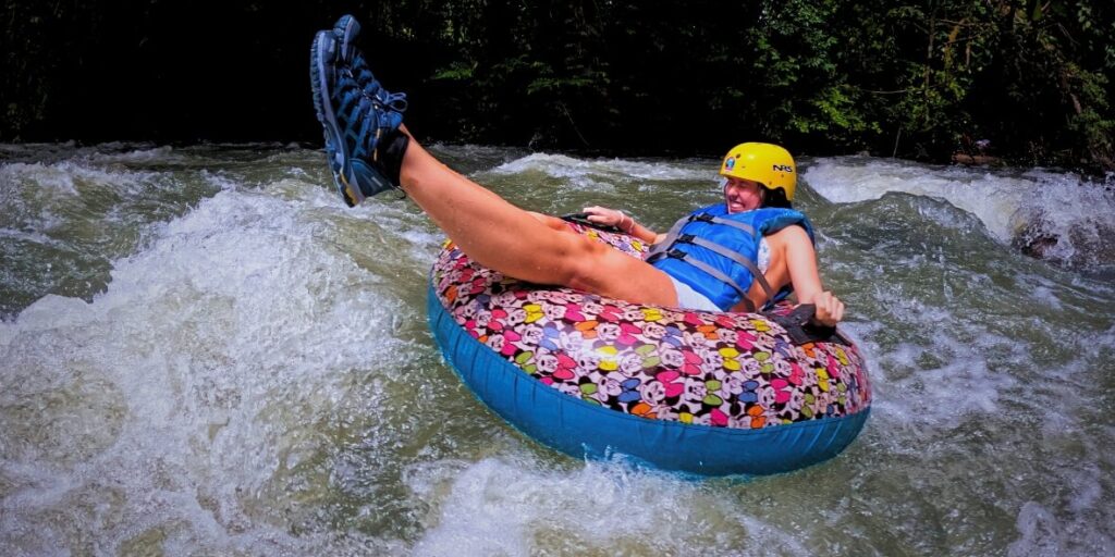 Resultado de la búsqueda de viaje 13 a person on a tube in the water